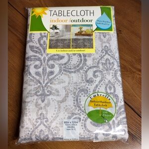 Indoor/Outdoor tablecloth with umbrella zipper